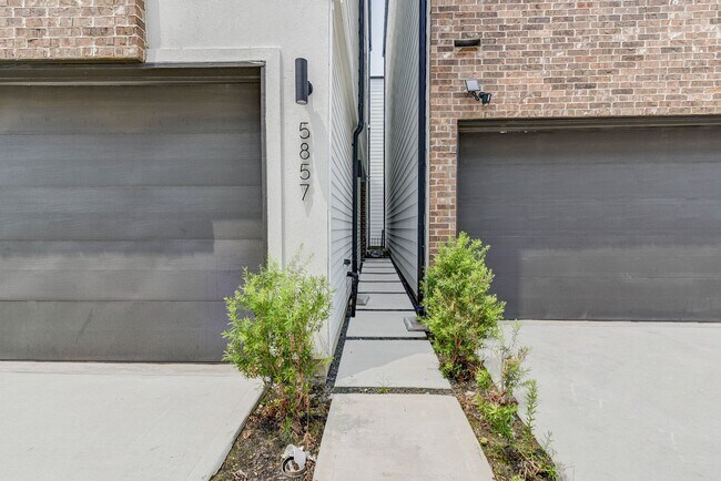 Building Photo - 5857 Dolores St