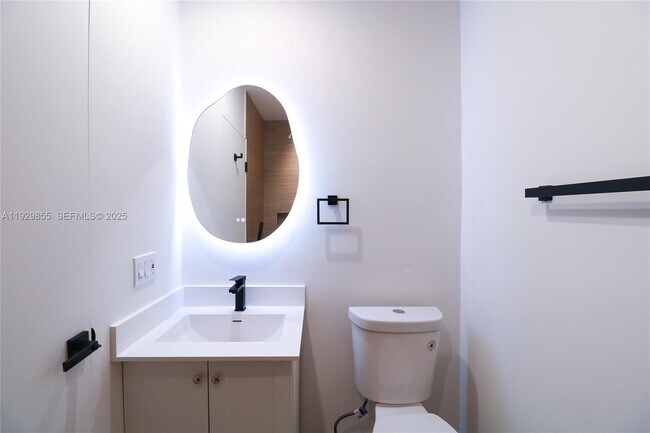 Building Photo - 221 SW 11th Ave