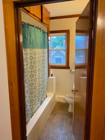 Building Photo - 527 Champlain St