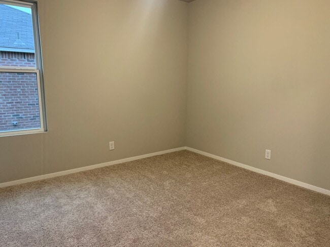 Building Photo - This is a very well maintained home in the desirable Bixby School district.