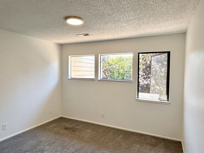Building Photo - 331 SE 146th Ave