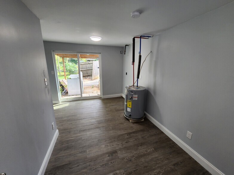 Laundry/utility room - 629 Central Ave