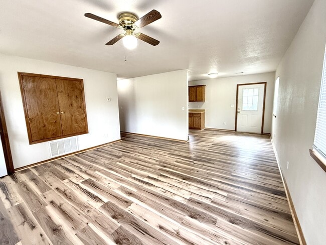 Building Photo - 818 Roff St