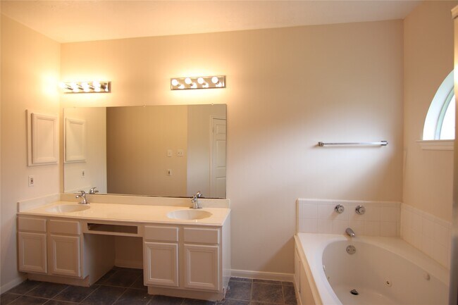 Building Photo - 3123 W Hampton Dr