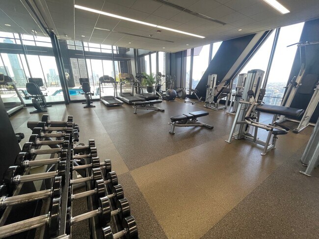 Building Photo - 175 E Delaware Pl