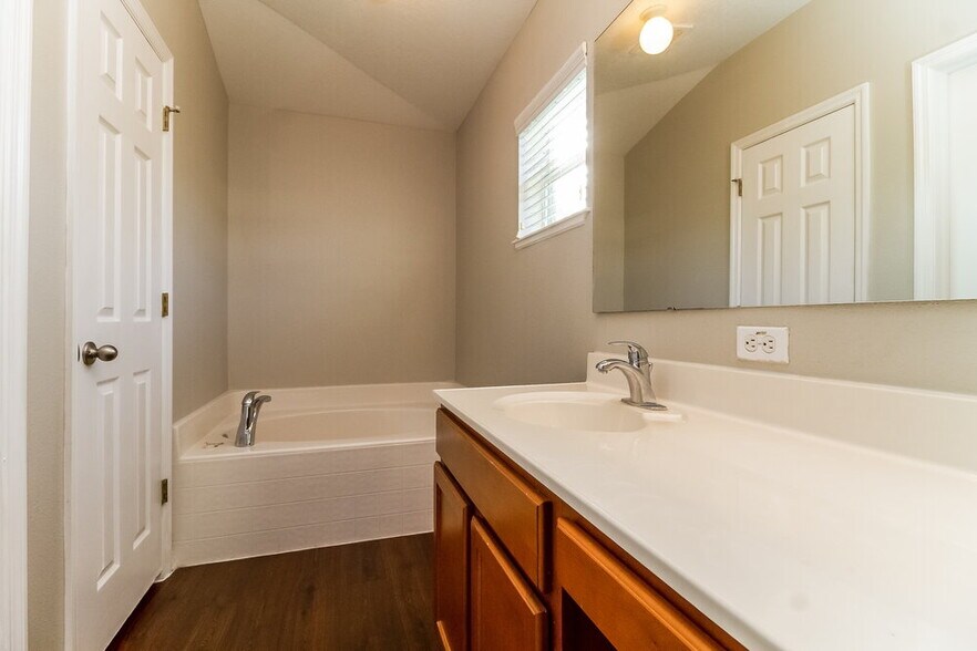 Building Photo - 433 Hammerstone Ave