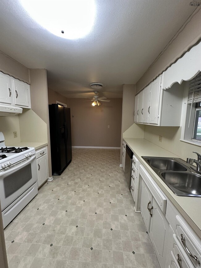 Building Photo - 4408 Cunningham Dr