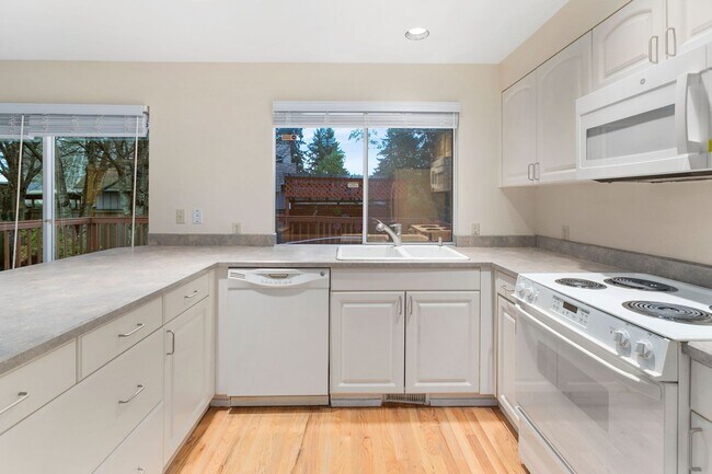 Building Photo - Beautiful 3 Bedroom Home in Bridle Trails