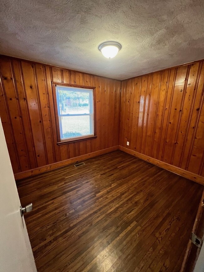 Building Photo - 3-Bedroom 1-Bath Single Family Home Coming...