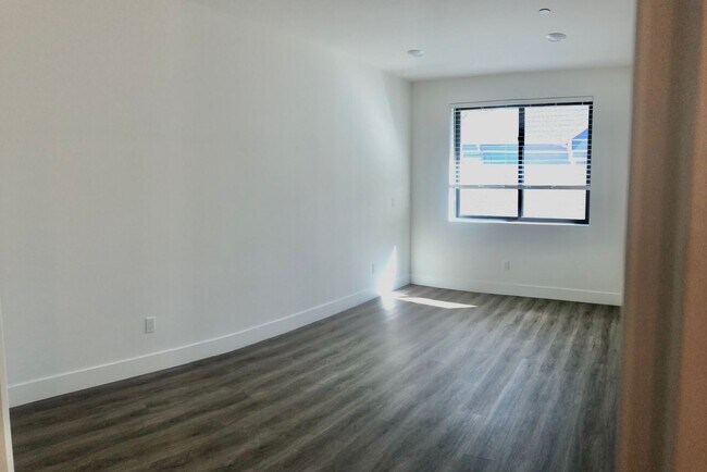 Building Photo - Large multi level 2Bd/1.5 Bth with heated ...