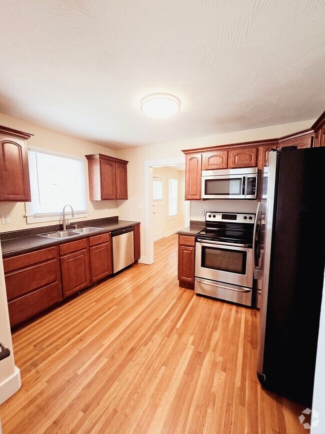 Building Photo - Cute Bungalow - 2 Living Areas & Bacement