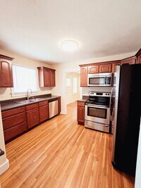 Building Photo - Cute Bungalow - 2 Living Areas & Bacement