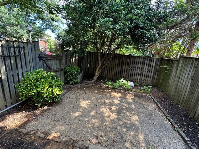 Building Photo - 3 level end unit 1br+den 2ba town house in...