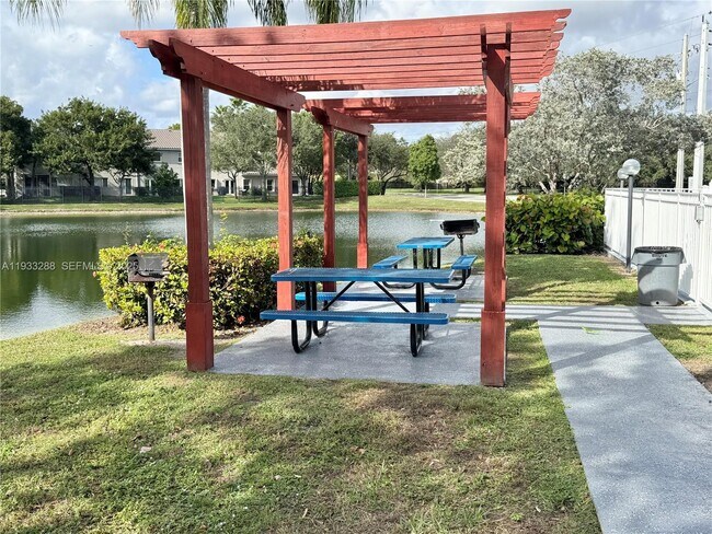 Building Photo - 643 Vista Isles Dr