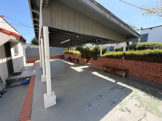Building Photo - Charming 2 Bed Home with A/C, 2 Car Garage, Huge Yard & In-Unit Laundry