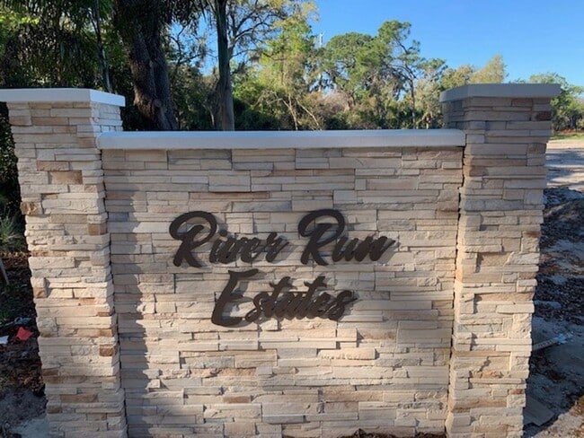 Building Photo - Like new 3/2/2 in small Bradenton community