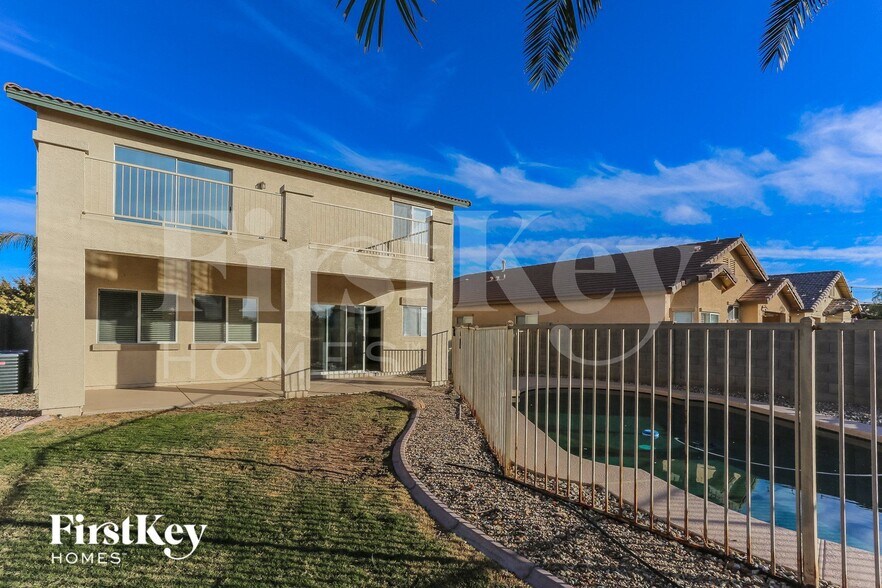 Building Photo - 718 S 124th Ave