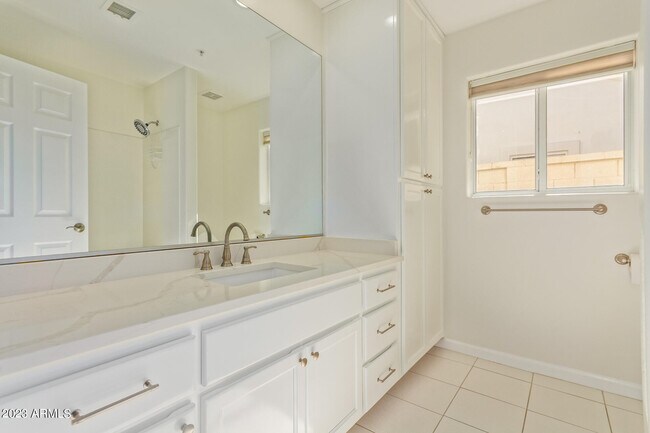 Building Photo - 12063 E Bella Vista Cir