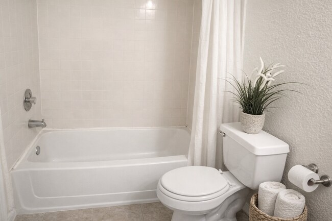 Building Photo - Beautiful Remodeled 2/1 Condo x Rent @ Villa Medici close to Theme Parks!