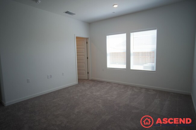 Building Photo - Stunning 3 Bedroom Home Near Liberty Highs...
