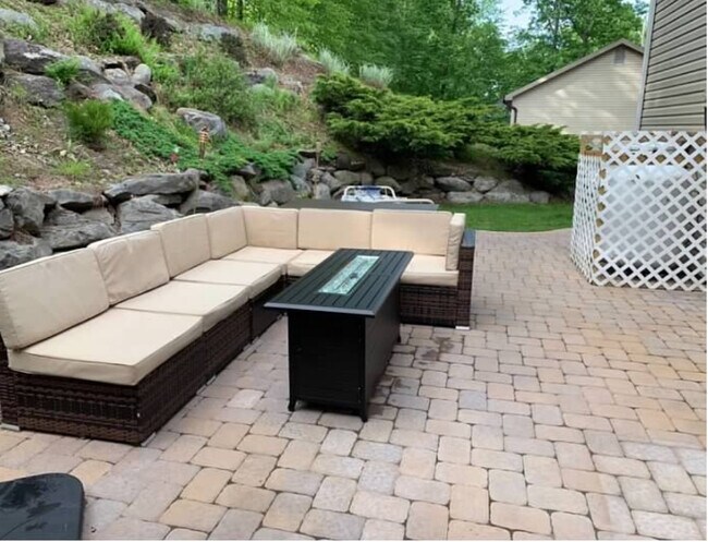 Building Photo - 1135 Hunters Woods Dr