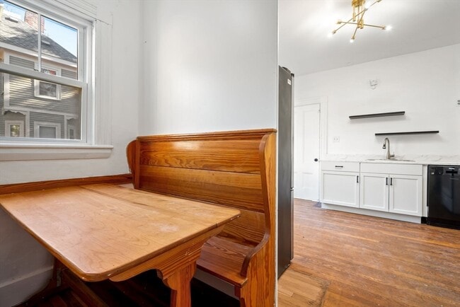 Building Photo - 168 Elliot St