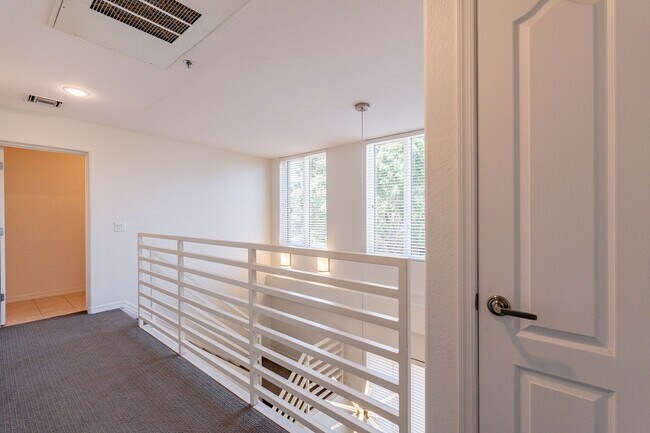 Building Photo - 16 W Encanto Blvd