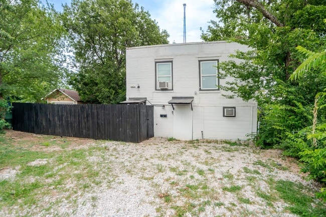 Building Photo - 2737 Stuart Dr