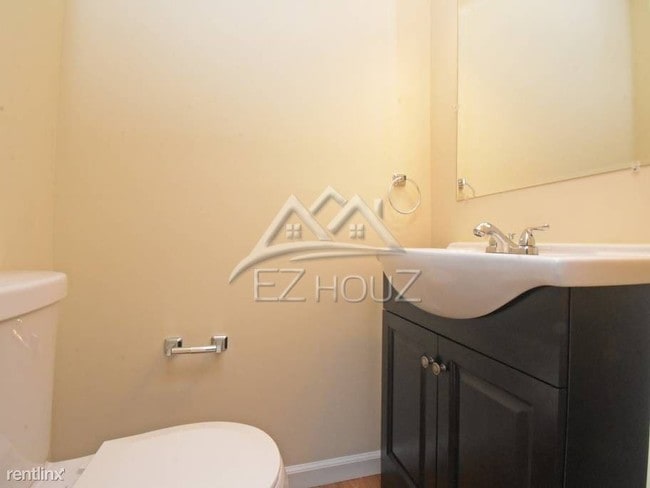 Building Photo - 3 br, 1 bath Apartment - 1633 N Spring St