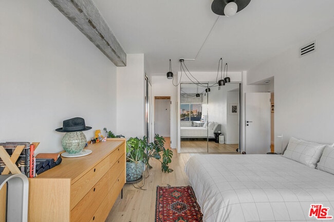 Building Photo - 7135 Hollywood Blvd