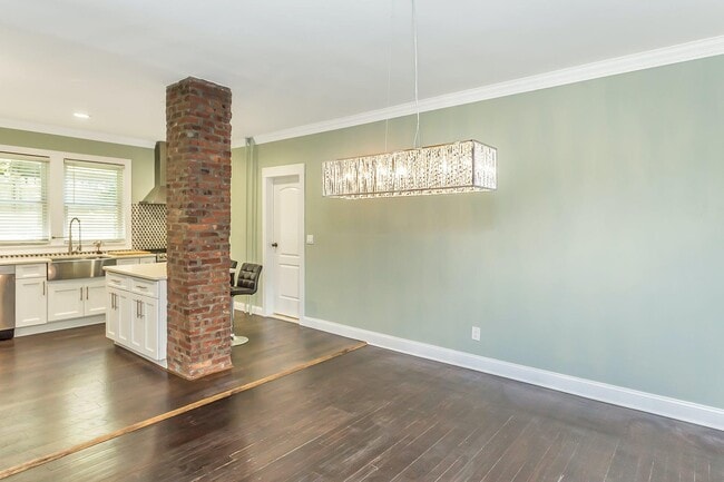 Building Photo - 10 Dosoris Way