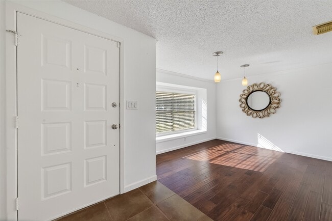 Building Photo - 2307 Brook View Ln