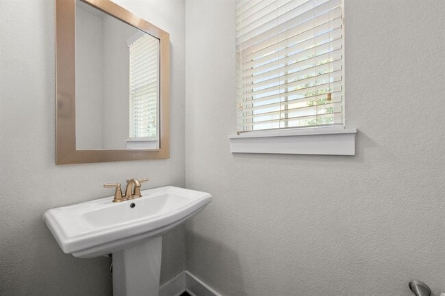 Building Photo - 915 Banyon St