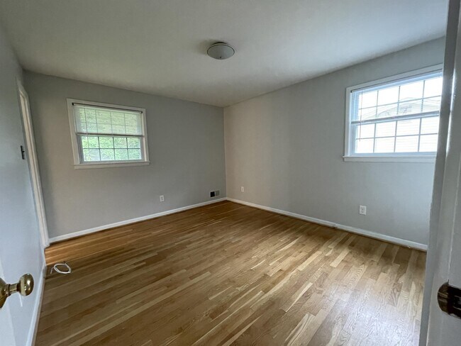 Building Photo - 810 Loxford Terrace