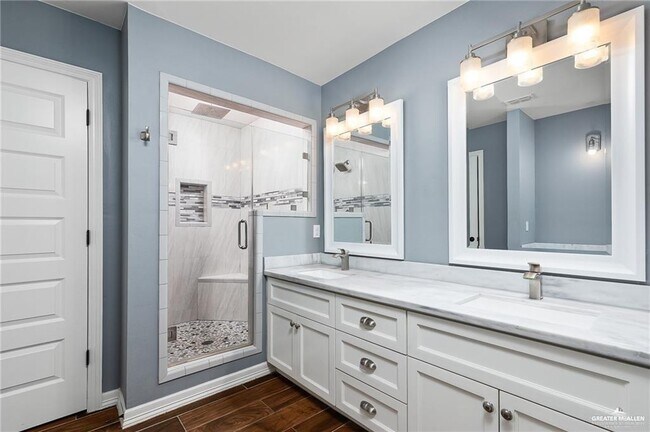 Building Photo - 13 Kingsborough Ave