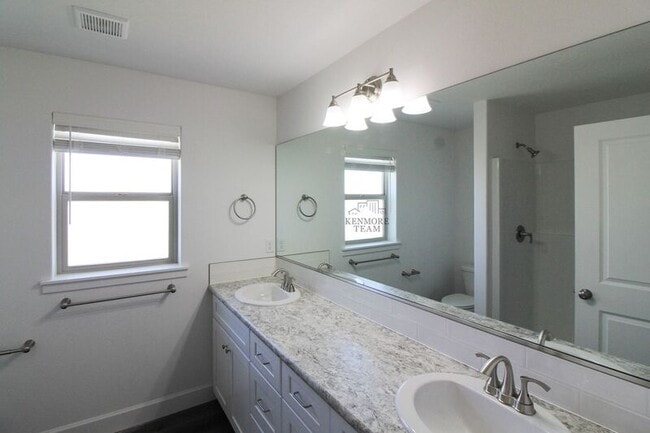 Building Photo - 1043 S Blueberry Pl