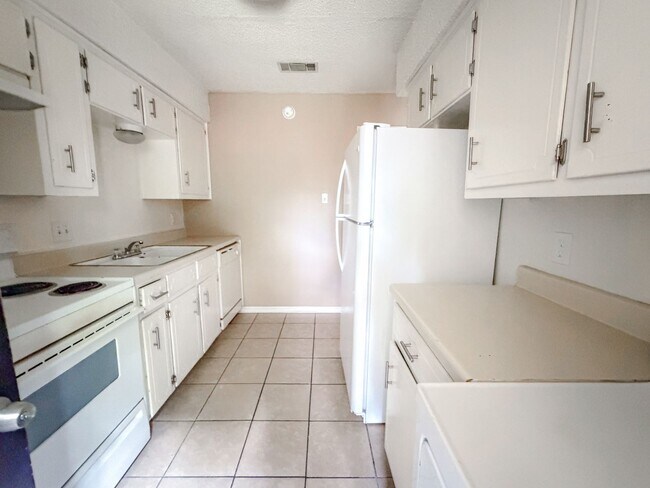 Building Photo - 3804 Charolais Dr