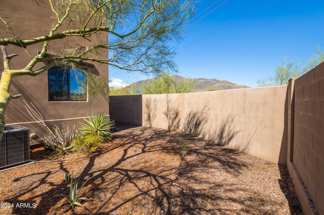 Building Photo - 5559 E El Sendero Dr