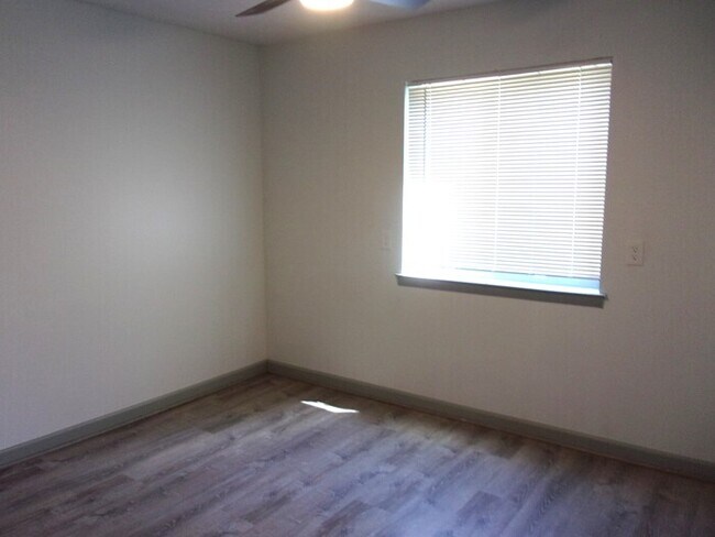 Building Photo - Fully Renovated 2 Bedroom 2 Bath Condo in Eagles Landing