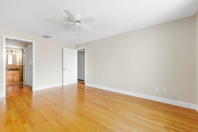 Building Photo - 15 Bower Rd