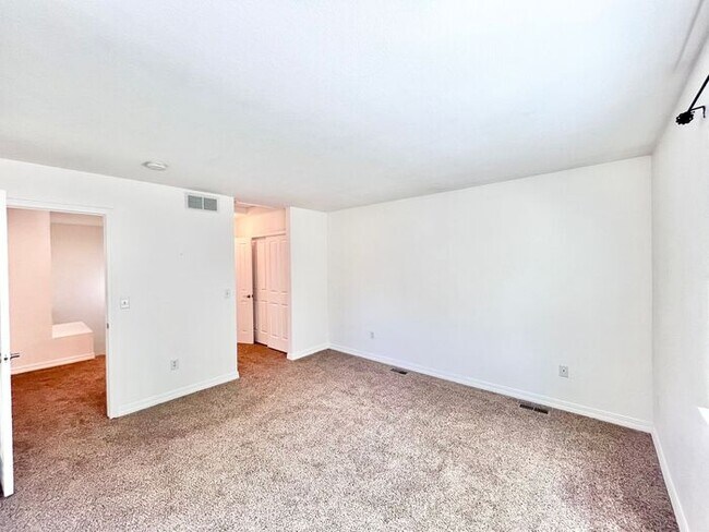 Building Photo - 2 Bedroom, 1.5 Bathroom Condo Only Seconds...
