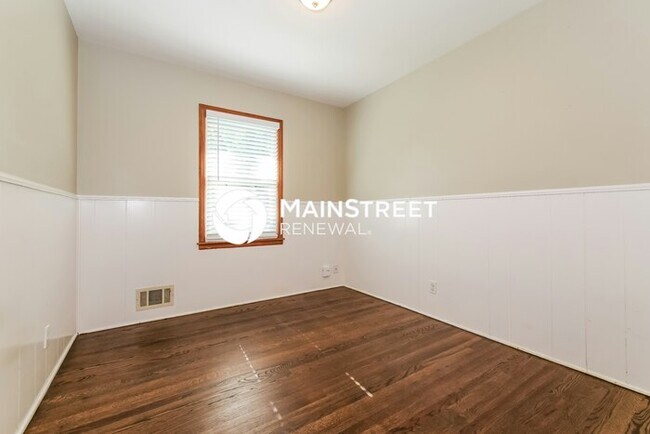 Building Photo - 3 Bedroom Pet-Friendly Home in Shawnee, KS with Main Street Renewal