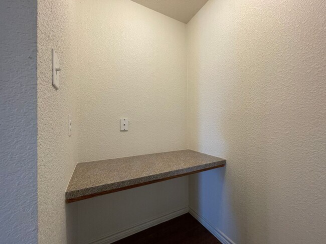 Building Photo - 1529 Justin Lp