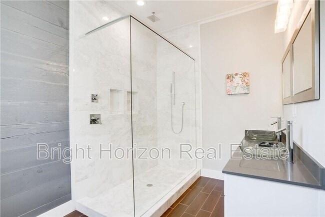 Building Photo - 1821 W 10th St