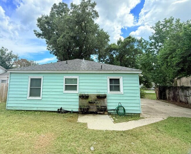 Building Photo - 220 Willow St
