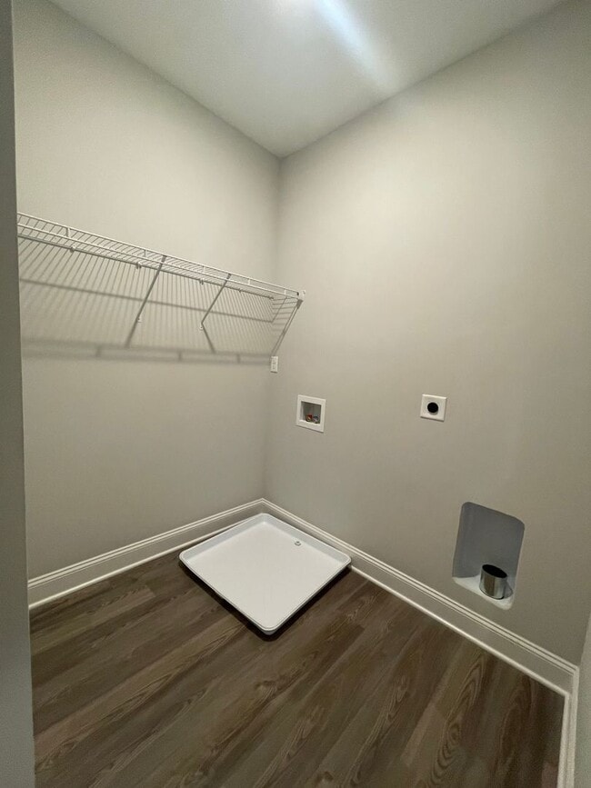 Building Photo - 3 Bedrooms, 2.5 Baths 2-story townhome