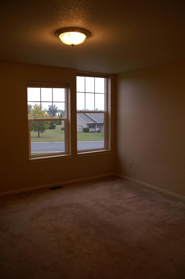 Building Photo - 680 Circle Pine Dr