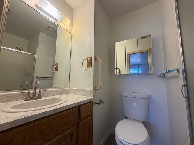 Building Photo - DARLING TOWNHOME FOR RENT!