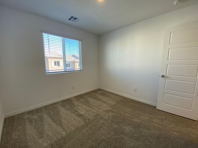 Building Photo - Fabulous 4 bedroom  Townhouse