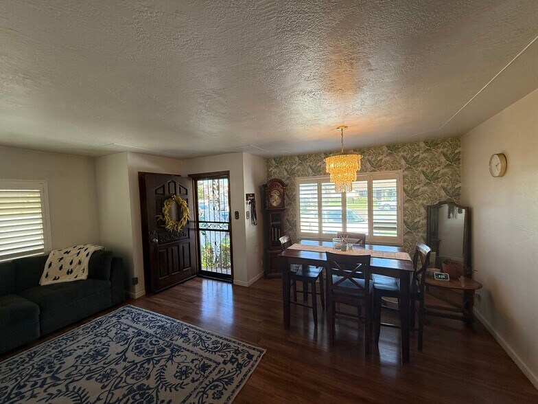 Building Photo - 1618 W Locust St